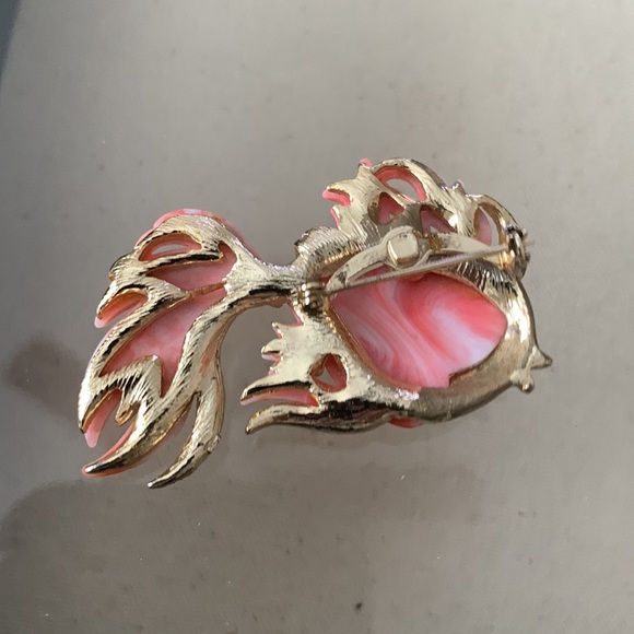 Unsigned, Hattie, Carnegie, salmon, colored Lucite angelfish with rhinestones - Picture 3 of 5